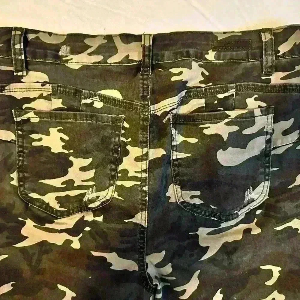 H+H by Harmony and Havoc size 12 Camo Crop Jeans New with Tags - Picture 9 of 9